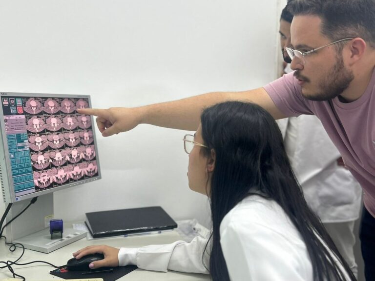 professor auxiliando aluna