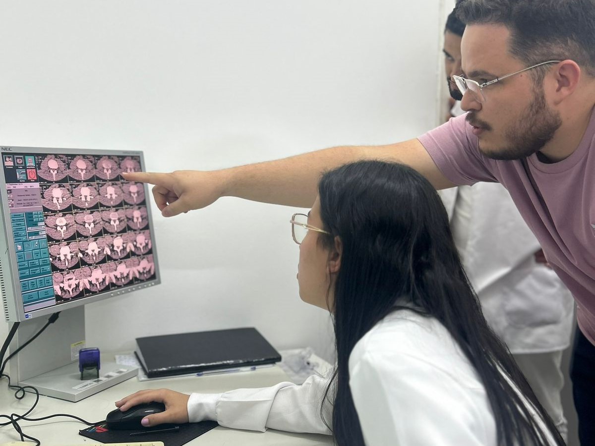 professor auxiliando aluna