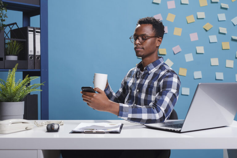 profissional de marketing sentado a mesa