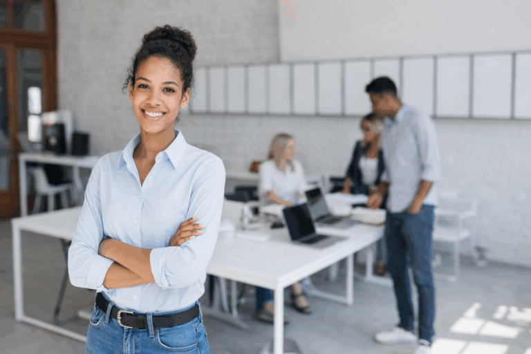 Profissional de administração em escritório, representando o curso técnico em Administração