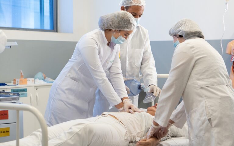 cursos técnicos ou faculdade técnico de enfermagem realizando técnica de RCP